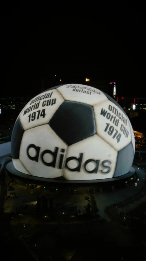 地球上最大的足球亮相！阿迪达斯用Sphere大球，完美复刻经典世界杯用球